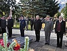 Als Abschluss legen Vertreter des schwarzen Kreuzes, des Militärkommandos Tirol, der Republik Österreich, der Bundesrepublik Deutschland, des Landes Tirol und der Stadt Innsbruck Kränze nieder.