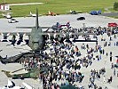 Die Fluggeräte des Bundesheeres werden am Vorfeld des Flughafen ausgestellt.