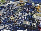 Die "Road Show" des Bundesheeres präsentiert sich am Parkplatz des Flughafen Innsbruck.