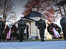 Ehrenposten stehen bei den Gedenkkränzen des Bundesheeres und des Landes Tirol.