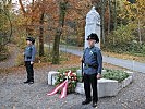 Die Ehrenposten am Kaiserjägedenkmal in historischen Uniformen.