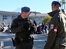 Kurze Einsatzbesprechung bevor die nächsten Busse ankommen.