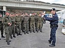 Oberstleutnant Romed Giner unterweist die Soldaten im Bereich der Aufnahme zur Registrierung.