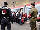 Am Bahnsteig versammeln sich neu angekommene Flüchtlinge.