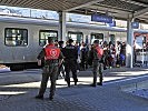 Polizei und Bundesheer am Bahnhof in Kufstein.