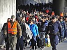 Geordneter Zulauf vor dem Eingang des Transitquartiers.