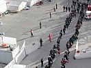 Lange Warteschlangen bilden sich vor dem Transitquartier in Kufstein.