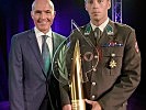 Verteidigungsminister Gerald Klug mit dem "Soldaten des Jahres 2015", Wachtmeister Roman Quero vom Jägerbataillon 25.