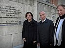 Verteidigungsminister Gerald Klug und Innenministerin Johanna Mikl-Leitner bei der Gedenktafel.