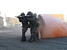 In der Ortskampfanlage Steinbach trainieren die Soldaten das Annähern und Eindringen in Gebäude.