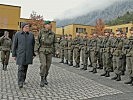 Landtagspräsident Herwig van Staa und der stellvertretende Tiroler Militärkommandant, Oberst Gerhard Pfeifer, schreiten die Front der angetretenen Soldaten ab.