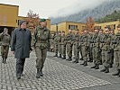 Landtagspräsident Herwig van Staa und der stellvertretende Tiroler Militärkommandant, Oberst Gerhard Pfeifer, schreiten die Front der angetretenen Soldaten ab.