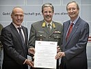 V.l.: Minister Klug mit dem Milizbeauftragten Brigadier Hameseder und WKO-Präsident Leitl.