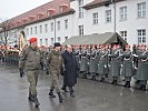 V.l.: Gardekommandant Kirchebner, Militärkommandant Wagner und Abgeordneter Pendl mit den Soldaten.