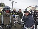 Soldaten und Feuerwehrmänner aus Langen bergen gemeinsam einen Verunglückten.