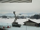 Eine PC-6 landet am Flughafen Hohenems, im Vordergrund ist ein Aufklärungs- und Zielzuweisungsradar zu sehen.