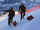 Am extrem steilen Starthang des Super-G ist das Arbeiten nur mit Steigeisen möglich.