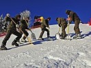 Unterhalb der Hausbergkante muss der weiche Schnee besonders sorgfältig entfernt werden.