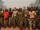 Oberstleutnant Georg Dialer (Mitte rechts) bei einem Laufbewerb in Bangui.
