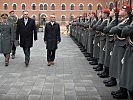 Festakt: Der neue und der alte Verteidigungsminister vor der Ehrenformation der Garde.