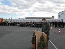 Oberst Erkinger begrüßt die Gäste.