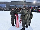 Mit der Hand an der Insignie leisteten vier Rekruten zusammen mit ihren 650 Kameraden das Gelöbnis.