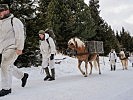 Tragtiere haben am Übungsplatz eine lange Tradtion und finden in der Alpinausbildung noch immer Verwendung.