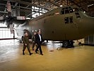 Verteidigungsminister Hans Peter Doskozil vor einer C-130 "Hercules".