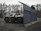 Ein Radpanzer "Pandur" mit ausklappbaren Scherengittern.