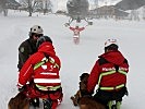 Der Hubschrauber wird bei der Landung eingewiesen.