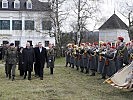 Minister Hans Peter Doskozil und Landtagspräsident Harry Kopietz mit den Soldaten.