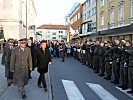 Vorne von links: Brigadier Hufler, Landesrat Mayr, Oberst Moser und Bürgermeister Schröder schreiten die Front ab.