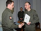 Der Wiener Militärkommandant, Brigadier Wagner, überreicht die Bestellung zum Informationsoffizier.