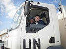 Der Minister in einem Feuerwehrfahrzeug der UNIFIL-Soldaten.