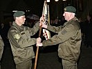 Brigadier Striedinger nimmt die Insignie vom scheidenden Kommandanten entgegen.