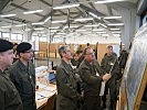 Brigadier Hameseder überzeugt sich vom Leistungsstand der Soldaten.