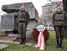 Niemals vergessen - Kranzniederlegung vor dem Gedenkstein für die Gestapo-Opfer.