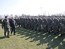 Generalleutnant Bair und Landeshauptmann Niessl beim Abschreiten der Front.