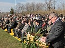 Bürgermeister Wetzelhofer bei der Begrüßung der zahlreich erschienenen Angehörigen und Ehrengäste.