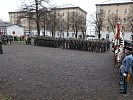 Die Soldaten mit Fahnenabordnungen von Vereinen.