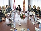 Die Minister Doskozil und Jolevski bei Gesprächen in Skopje.