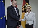 Minister Hans Peter Doskozil mit seiner Amtskollegin Ursula von der Leyen.