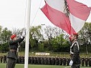 Die Bundesdienstflagge wird gehisst.