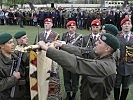 Die Soldaten der Garde sprechen das Treuegelöbnis.