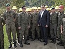 Die Soldaten des Baupionier- und Katstrophenhilfe- einsatzzuges mit Minister Doskozil.