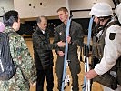 Großes Interesse zeigten die fernöstlichen Gäste für die Ausrüstung der Gebirgssoldaten.