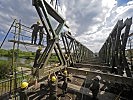 An der L2064 bauen die Pioniere einen neuen Übergang über den Fluss.