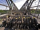 70 Grundwehrdiener und Berufssoldaten arbeiten an der Behelfsbrücke.