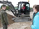 Auch mit einem Bagger zu fahren war beim Girls' Day möglich.