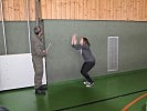 Offiziersstellvertreter Andreas Mayr mit den Schülerinnen des BORG-Innsbruck bei der Station "Eignungsüberprüfung".